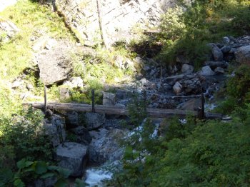 Le pont du Vuargno: 1° passerella sul torrente Tière (32529 bytes)
